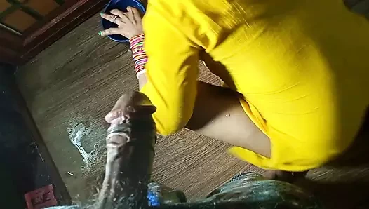 Kaamwali hizmetçi ko banyo beni ghodi bnakar pela