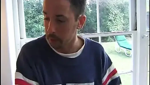 Azgın adam inek ponpon bir genç kızı kanepede sikiyor