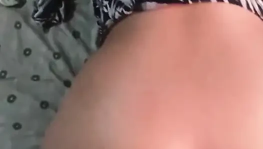 Orta yaşlı seksi kadın baharda komşusu tarafından sikiliyor