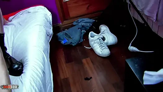 Sevimli amatör götü çılgın bir sikici tarafından sikiliyor