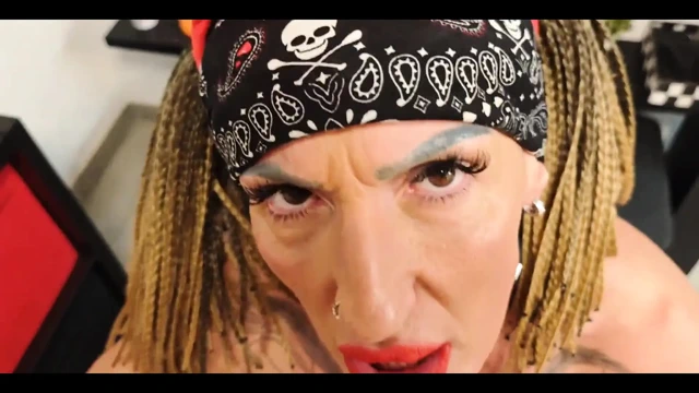 Kavunlarımı sütle dolduran bir müşteri için striptizci olarak çalışıyorum.