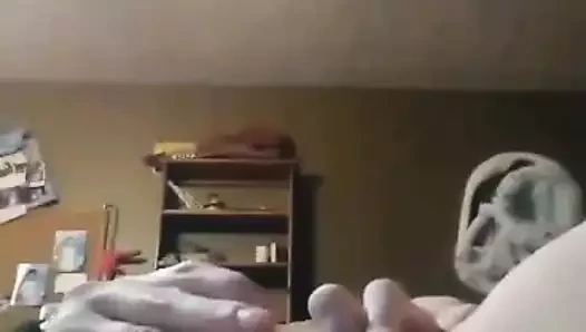 Kendi kendine oyun damlayan ıslak amcıkla bitiyor