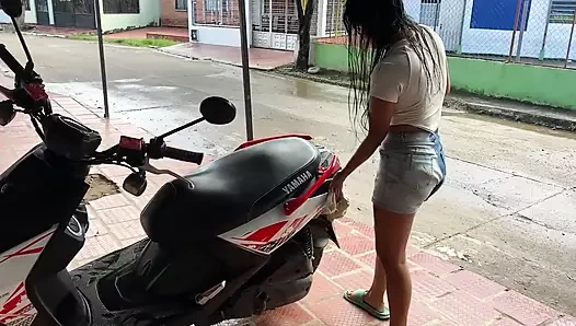 Motosikletini yıkarken seksi komşumu becerdim