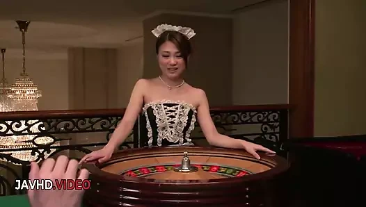 Slim maki horiguchi çifte sakso çekiyor ve sonra grup seks eğlencelerine katılıyor
