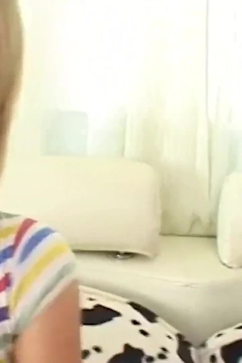 Baştan çıkarıcı üvey anne üvey kızını ilk üçlü seksine getiriyor