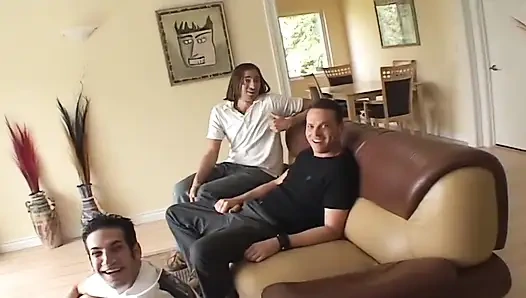 Baştan çıkarıcı esmer hatun yoğun parmaklamanın ve yüze boşalmanın tadını çıkarıyor