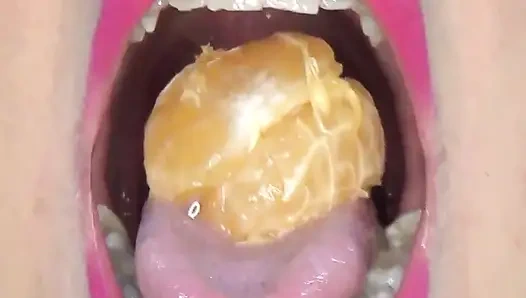 Ateşli eğlence büyük mandalina yutuyor