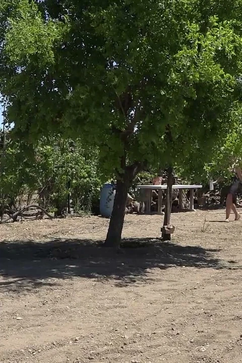 Sarışın orta yaşlı seksi kadın açık havada adamın sert yarağını boşaltıyor