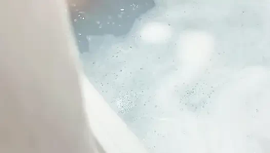 Duşta tobrut bir kıza yakalanıyor