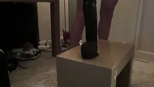 Kendime yumruk sokuyorum ve büyük zenci yarağını amcığıma sokmaya çalışıyorum