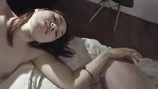 Ateşli üniversiteli genç kız bir parça yarak alıyor