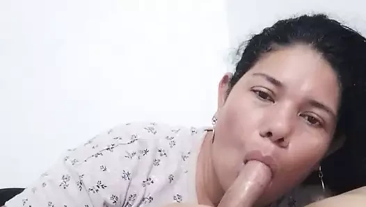 Kız arkadaş lezzetli tombul derin gırtlak itaatkar latini emiyor