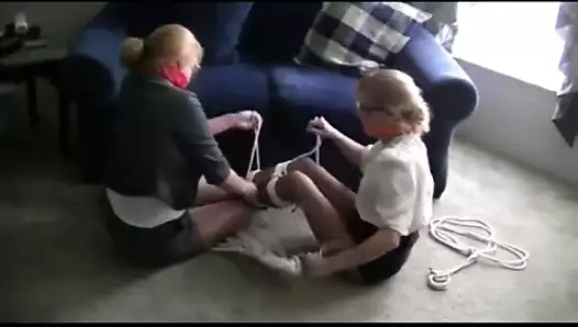 İki olgun bayan. . .