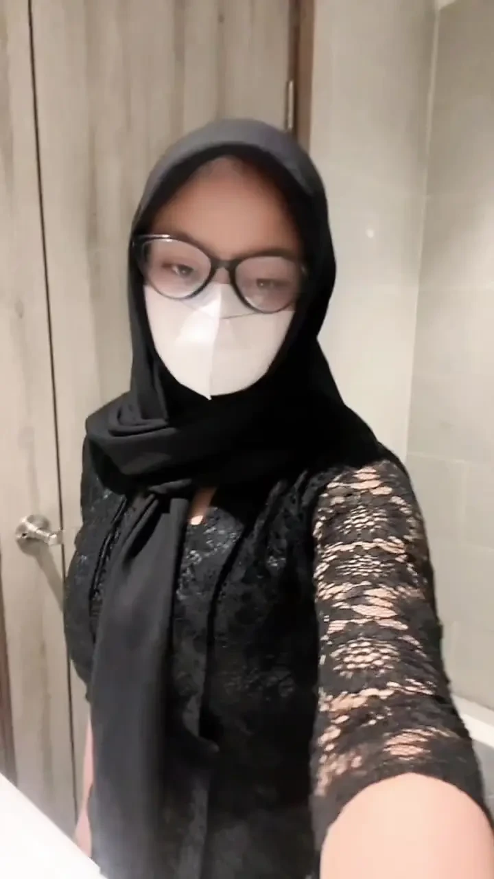 Sexy kebaya hijab playing in the toilet