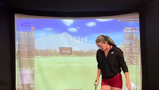 Benim lush ile bir simülatörde golf yapmaya çalışıyorum! Ben sallanırken boşalmamaya çalışıyorum!