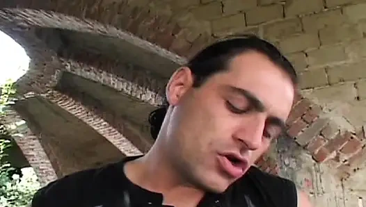 Edepsiz yaşlı kadın dışarıda bir adam tarafından tüm sikiş deliklerine sikiliyor