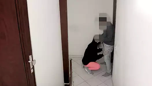 Evli kadın kaybedilmiş bahsi ödüyor. Kapı önünde oral seks.