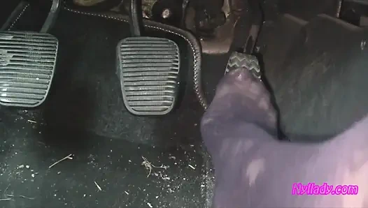 Nyllady'nin desenli külotlu çorapla vites değiştirip tekerlekle ayakla mastürbasyonu