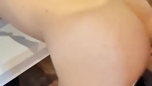 Fışkırtma, aşağılama ve mutfak dışkısına sokma - ateşli evli kadın/orta yaşlı seksi kadın mutfağında ve yemek masasında sert sikiliyor