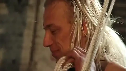 Lateks BDSM Tesliminde Bağlı Güzellik