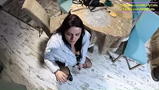 Azgın orta yaşlı seksi kadın bakış açısıyla azdırıyor. Büyük memeler, edepsiz düşünceler ve yaramaz solo oyun