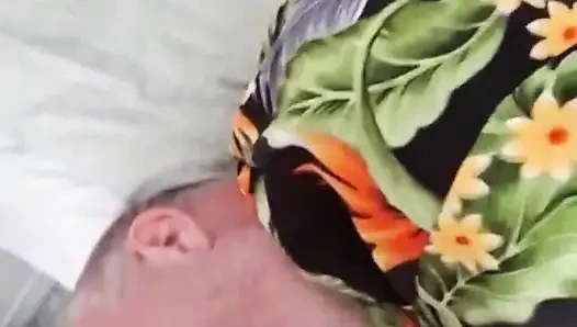 Babam bana güzel bir sakso çekiyor