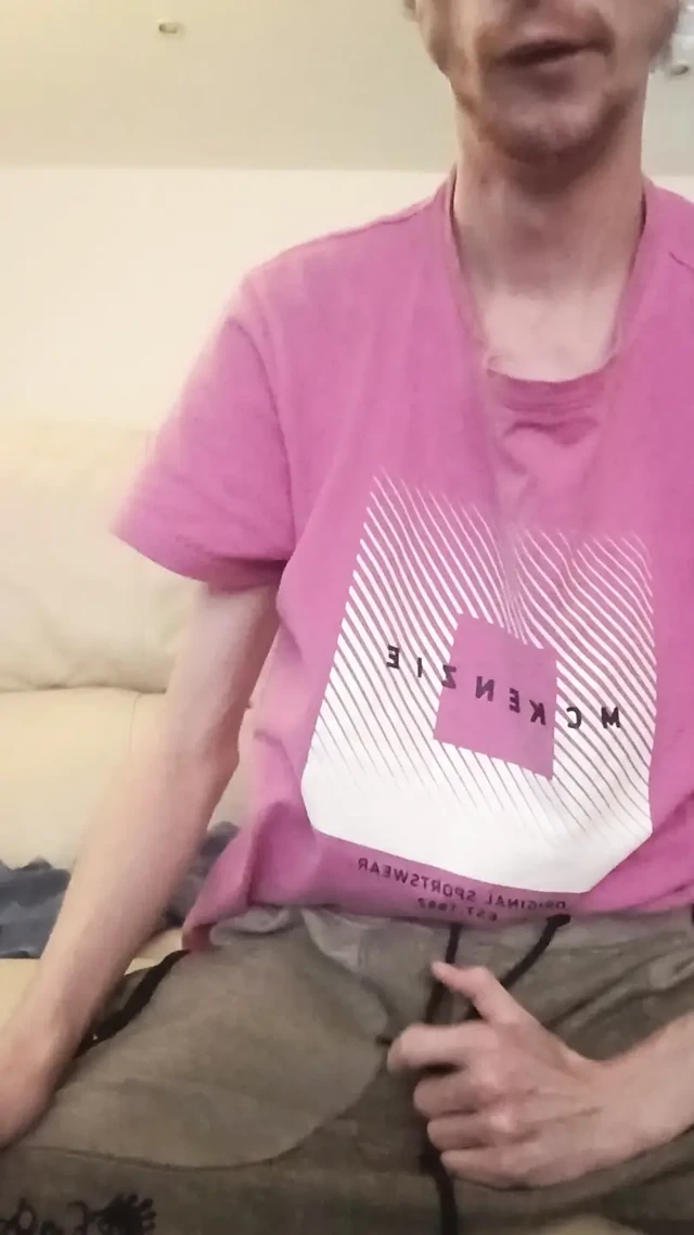 İri yaraklı bi chav soyunarak tahrik ediyor