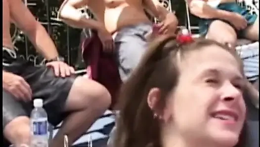 Seksi minyon esmer açık havada kaslı adamlarla grup seks sırasında iki yarağı birden alıyor