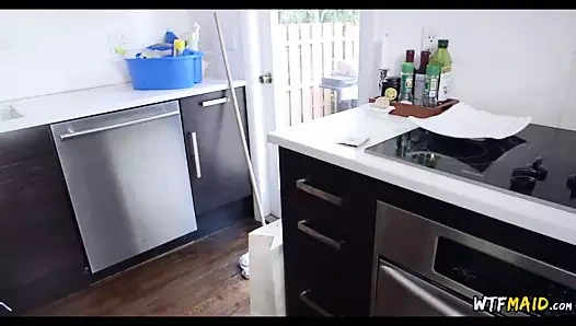 Hizmetçi ekstra para için çıplak temizler