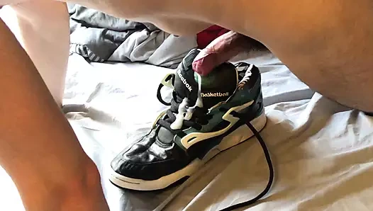 Arkadaşının reebok pompalı spor ayakkabılarına döl pompalıyor