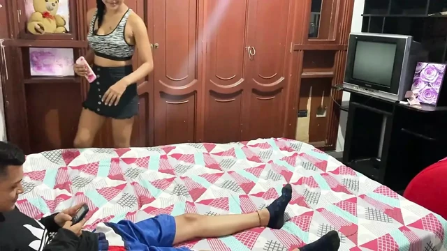 Ailem uzaktayken üvey erkek kardeşim ve ben gelene kadar birbirimizi sikiyoruz.