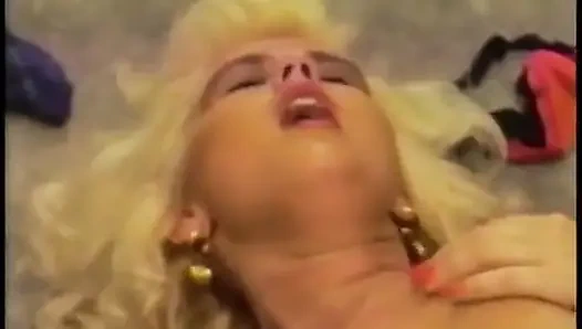 Lezbiyenler sarışın amcık yalıyor dildo penetrasyonu