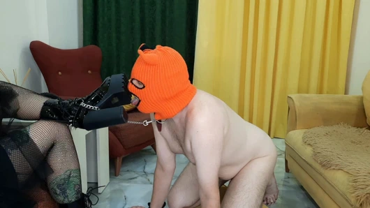 Boot Worship. Kadın egemenliği. Köle çizmeleri öpüyor, sahibesinin çizmelerinin tabanlarını yalıyor.