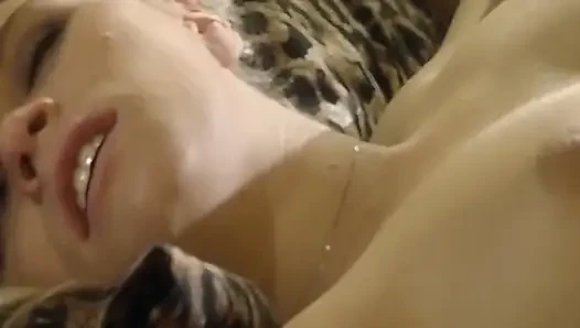 Olgun sarışın orta yaşlı seksi kadın sert anal sekste kalın yarağı alıyor
