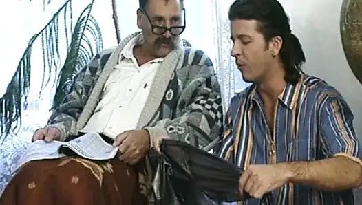 Güzel Alman bebek ateşli üçlü sekste sikiliyor