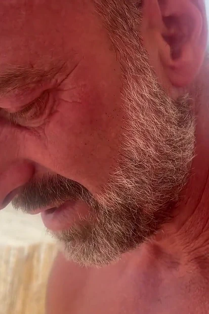 Bonnie Rose и Pascal White трахаются вокруг бассейна в Испании