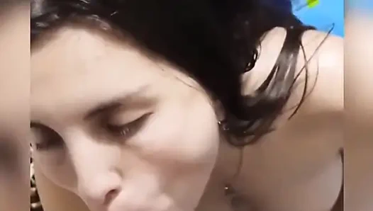 Azgın üvey kız kardeş ebeveynleri onları yalnız bıraktığında üvey erkek kardeşinin sikini emiyor