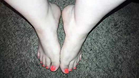Mini cumshot üzerinde sıcak seksi ayaklar