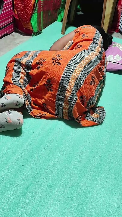 Hintli kadın ve erkek kardeşim evde eğleniyor