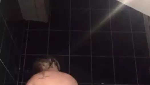 Kirli nine alır bir duş