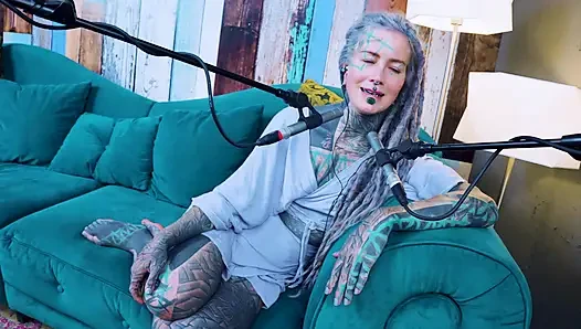 U hakkında konuşuyorum - rahatsız - asmr podcast sfw konuşuyor gotik sıska kız dreadlocks dövmeli model dövmeli kız