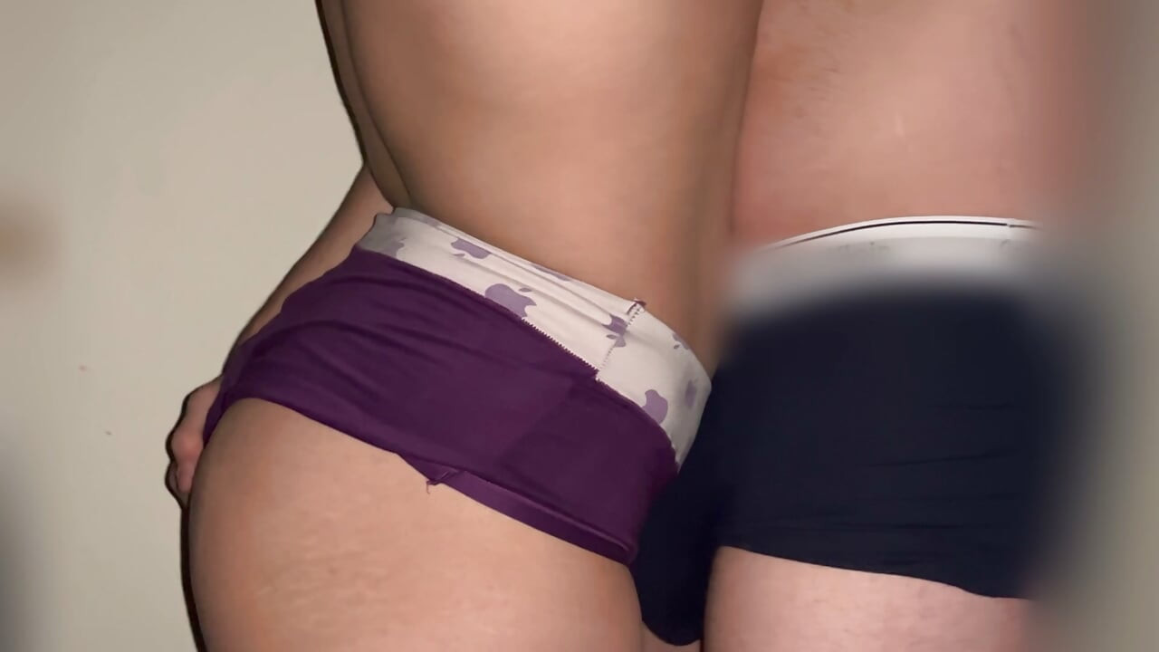 Japon üvey annenin büyük götünü iyi bir üvey oğul gibi sikiyor ve en iyi döl onun için iyi bir hediye