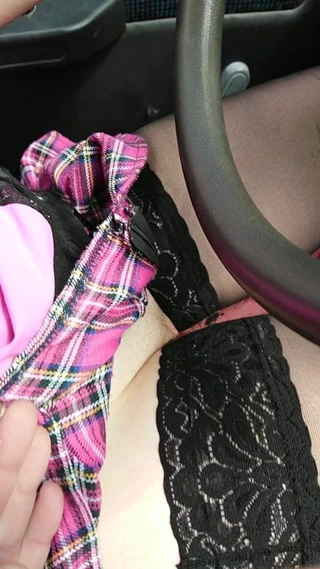 balade en voiture en lingerie coquine nue sous la jupe