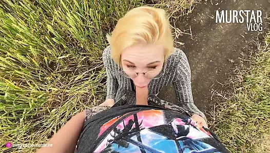 Ateşli sarışın açık havada yarak emiyor ve sikiliyor