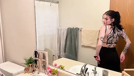 Il se fait défoncer la bite parce que sa copine ne peut pas