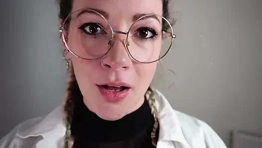 Giantess: bilim adamı profesörünü küçültüyor