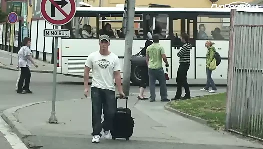 Kristyna betruegt Ihren Freund mit fremdem im Bumsbus