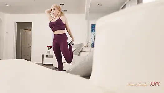 Auntjudysxxx - ateşli orta yaşlı seksi üvey annen Christie Stevens seni antrenmanını izlerken yakalıyor