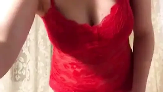 Kırmızı elbiseli dans