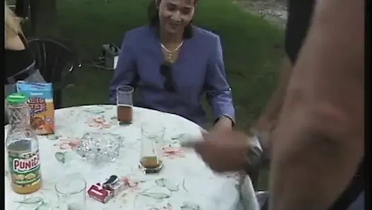 Parti bol miktarda horozla başlar